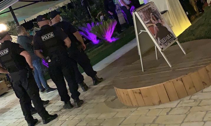 Turistët në  Durrës janë  të  dënuar  të  degjojnë  muzikën e Sadriut