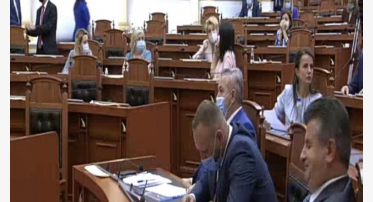 Manastirliu ‘t’i pijë lëngun’ vendimit, deputetët e sfidojnë hapur! Rrezikojmë të paguajmë 70 milion lekë nga xhepat tanë për kapriçot e tyre