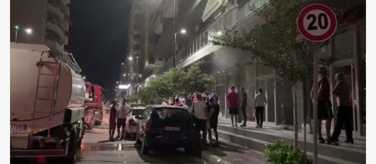 Dogji me benzinë dy makinat e 28 vjeçarit në parkingun e pallatit, Policia arreston fierakun