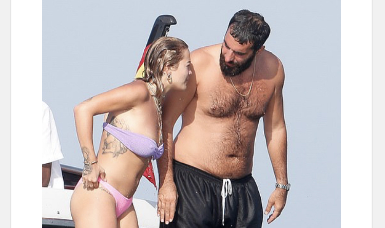 Rita Ora , ‘topless’ para të dashurit në Ibiza