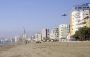 Vdes në plazhin e Durrësit i moshuari, kishte dalë të shëtiste buzë detit