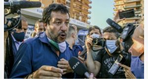 Protesta kundër Matteo Salvinit në Itali, qytetarët e godasin me vezë dhe shishe uji