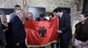 Ia dhuroi pasardhësi i Isa Boletinit, Basha publikon foton me flamurin: Faleminderit Kosovë!