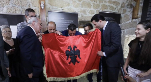 Ia dhuroi pasardhësi i Isa Boletinit, Basha publikon foton me flamurin: Faleminderit Kosovë!