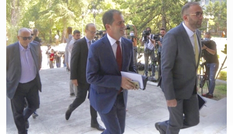 Opozita kërkon mbledhjen e Këshillit Politik sot në orën 18:00, ja tre pikat e ‘OFERTËS’ Basha-Kryemadhi