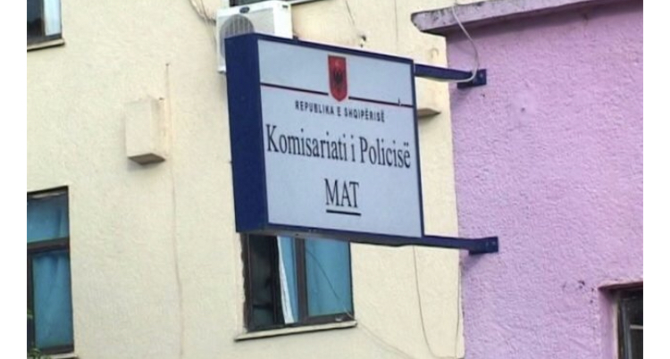 Qëlloi me armë të riun pranë një lokali, në kërkim autori