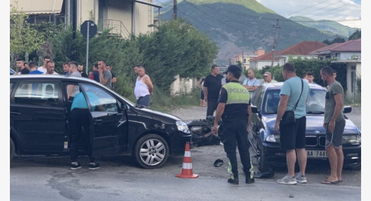 Aksident masiv në Elbasan, motoristi përfundon poshtë makinës, niset me urgjencë në spital