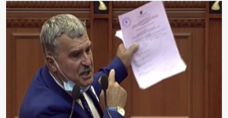 NDRYSHIMET KUSHTETUESE/ Kujtim Gjuzi i revoltuar: Ke 4 firma të falsifikuara! Deklaroj votën kundër dhe braktis Parlamentin