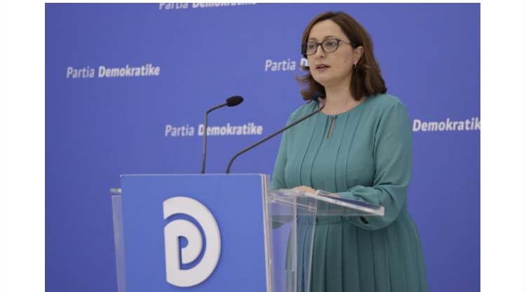 Dhurata Çupi denoncon: Mjekja në Klos pozitive me COVID-19, stafi mjekësor dhe qytetarët kërkojnë të bëjnë tamponin