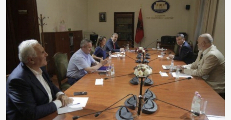 Rama takim me opozitën parlamentare, pritet t’i bindë që të firmosin marrëveshjen e rëndësishme (Detaje)