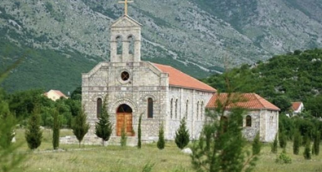 Flakë të mëdha në Dërven të Fushë-Krujës, zjarrfikësit shpëtojnë nga djegia Kishën katolike