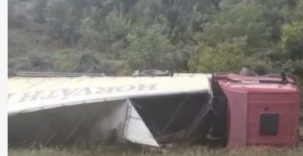 Prrenjas, shmangu përplasjen me furgonin, maunia përmbyset në anë të rrugës