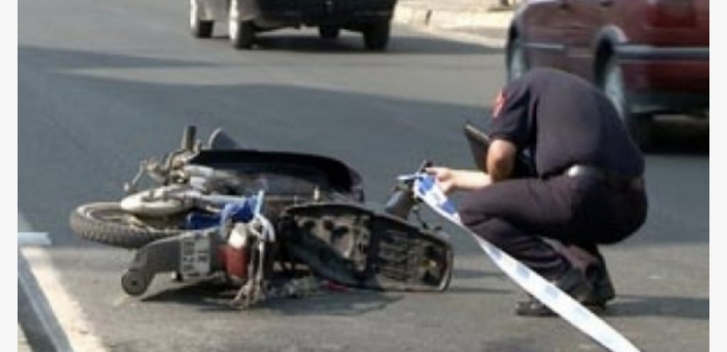 U aksidentua duke ecur me motor në aksin Vlorë-Rinas, vdes në spital 50-vjeçari
