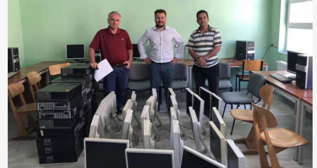 Studiuesi Erald Kapri dhuron 60 kompjutera per shkollat e Pogradecit
