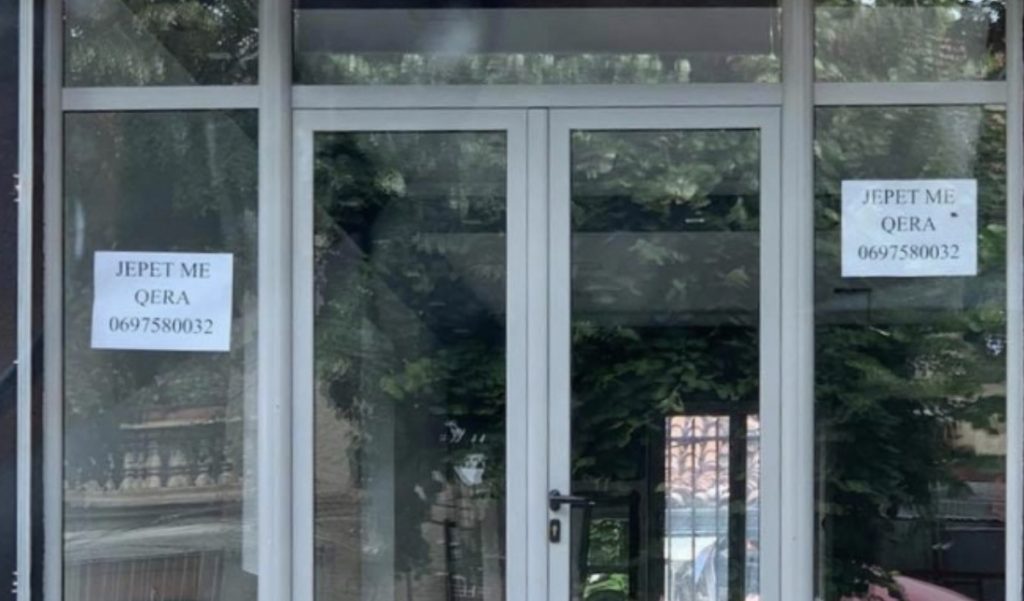 Bizneset në Korçë mbyllin qepenat’, Braimllari: Të rinjtë të pa shpresë po lënë vendin si kurrë më parë