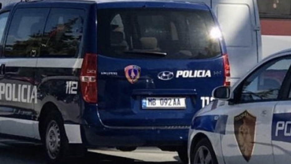 Në Ford me 12 emigrantë, 37 vjeçari në Tiranë braktis makinën dhe largohet me shpejtësi