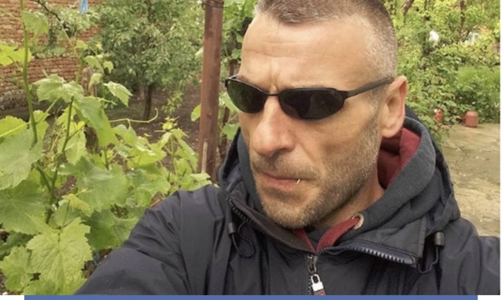 “Monstra” që i preu kokën nënës së tij/Nga postimet me këngëtaren deri tek mesazhet për dashurinë