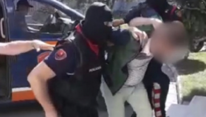 Rrahën nënën, kunatin dhe plagosën 1 person