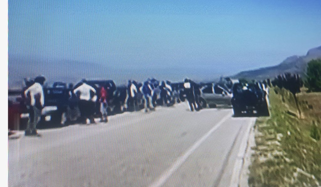 Vargu i makinave mbërrin deri në fshatin Jorguçat, rradhët prej 25 kilometrash krijojnë kaos