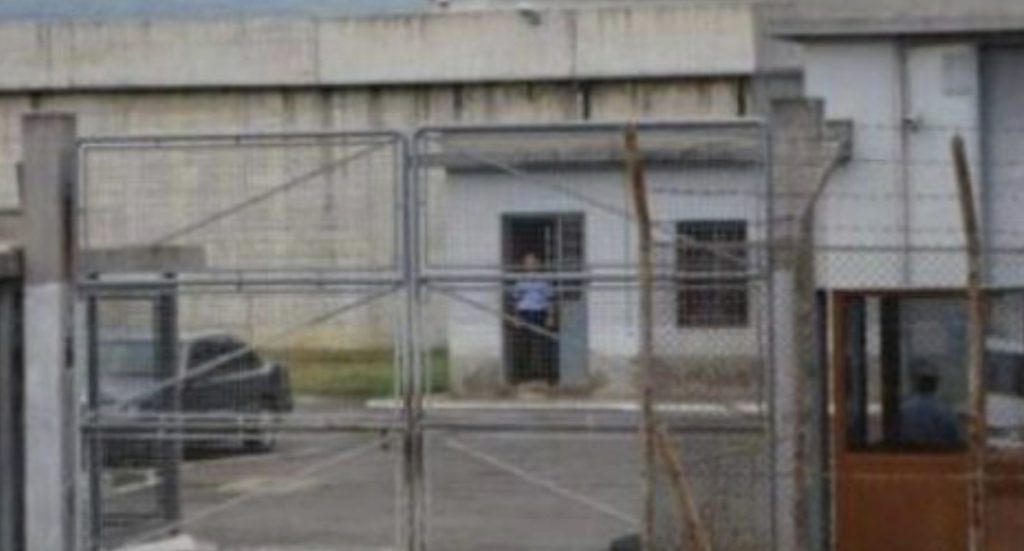 Në pranga tre kushërinj, kanosën policët e burgut