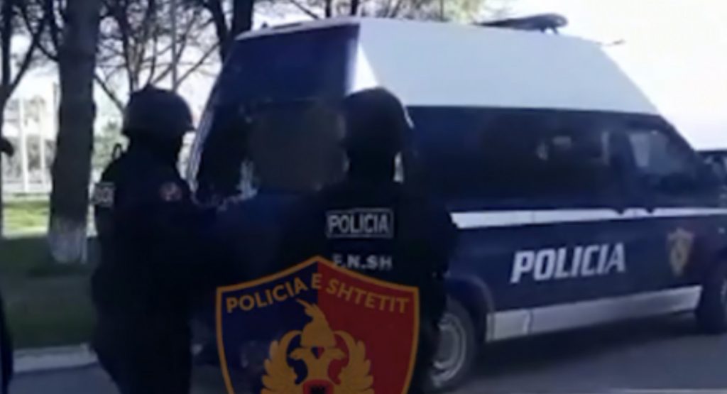 Kishte planifikuar të bënte vrásje të trefishtë, arréstohet 36-vjeçari në Fier
