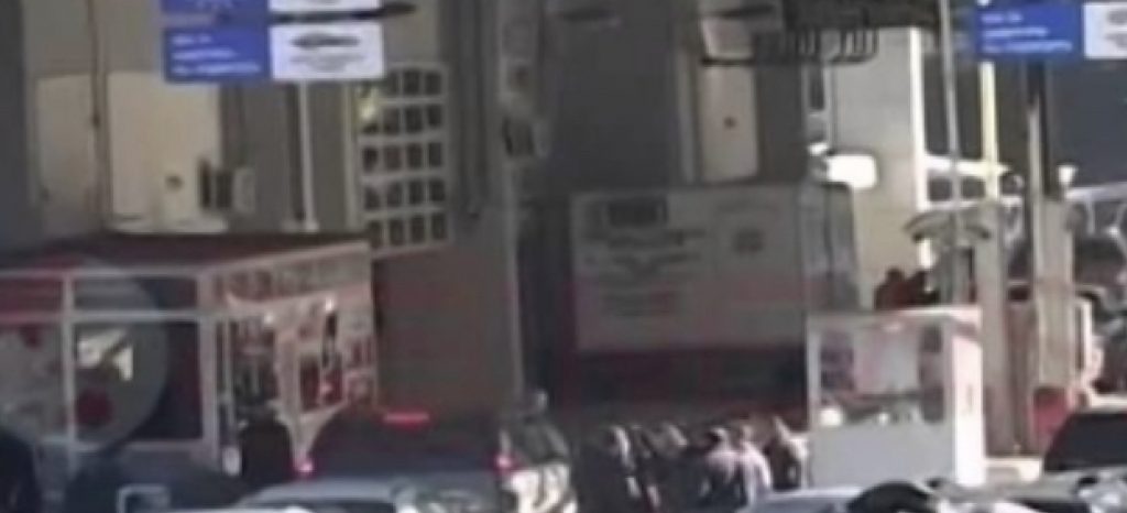 Fluks i papërballueshëm në Kakavijë, kryebashkiaku i Finiqit apel Greqisë për të disatën herë: Hapni Qafë Botën