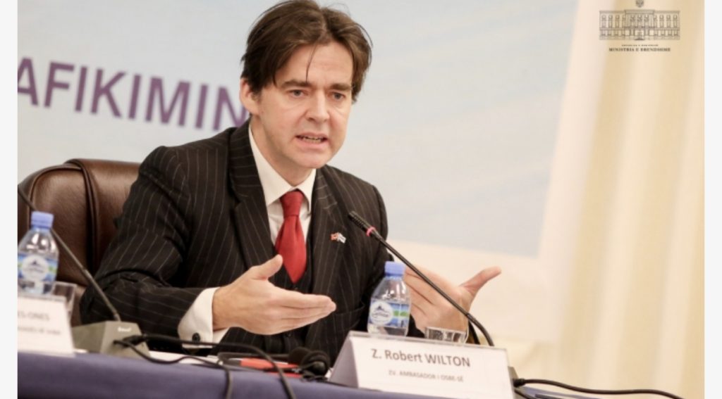 Zv. ambasadori i OSBE përfundon detyrën në Shqipëri pas 7 vitesh, kërkon punë në Prishtinë dhe Tiranë