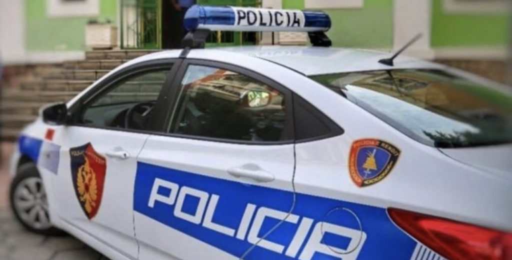 Sherr brenda familjes, nipi plagos me thikë gjyshin