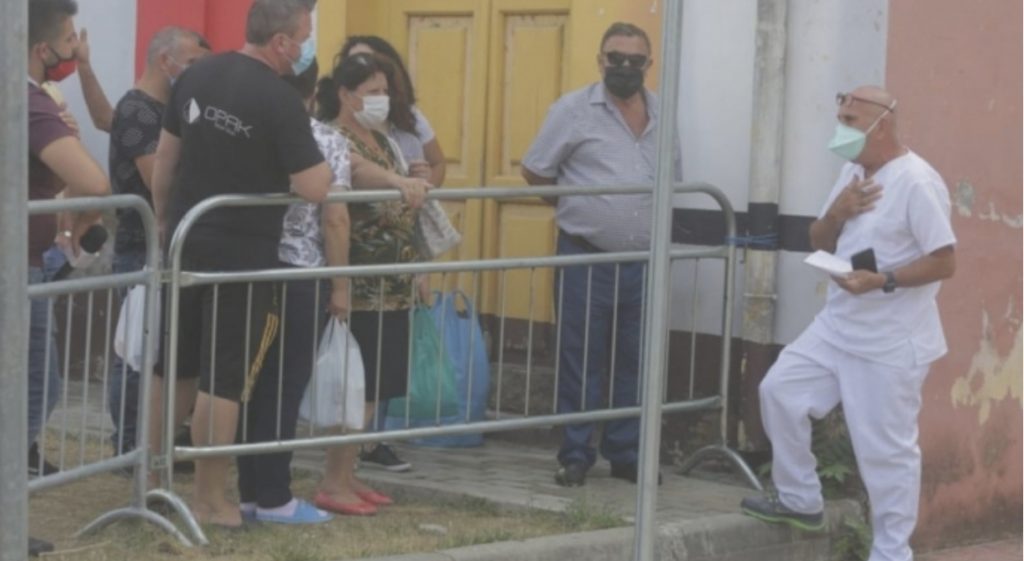 Familjarët e të prekurve me Covid të grumbulluar pranë Infektivit, Meta ultimatum institucioneve: Pamje shqetësuese! Trajtojini denjësisht