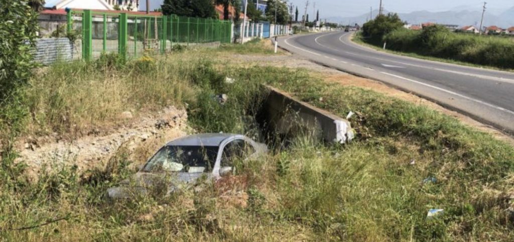 Aksident  në Orikum/ Fordi del nga rruga dhe bie në kanal, vdes në vend shoferi