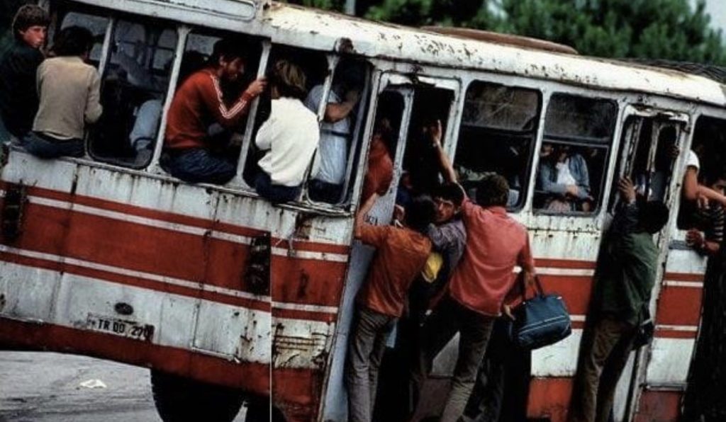 Ky është i vetmi vend, kur një kandidat fiton zgjedhjet, pasi u thotë qytetarëve: Ma jepni votën edhe kësaj radhe, sa të mbarojë djali shkollën në Francë. Votuesit e vlerësojnë për sinqeritetin
