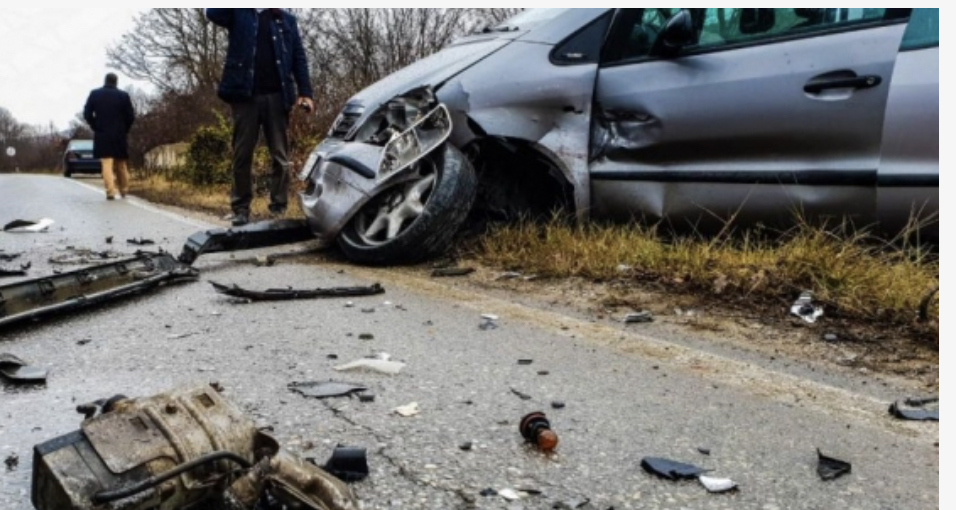 Aksident fatal në Elbasan, përpasen dy ‘Skoda’ me ‘Benzin’, humb jetën pasagjerja