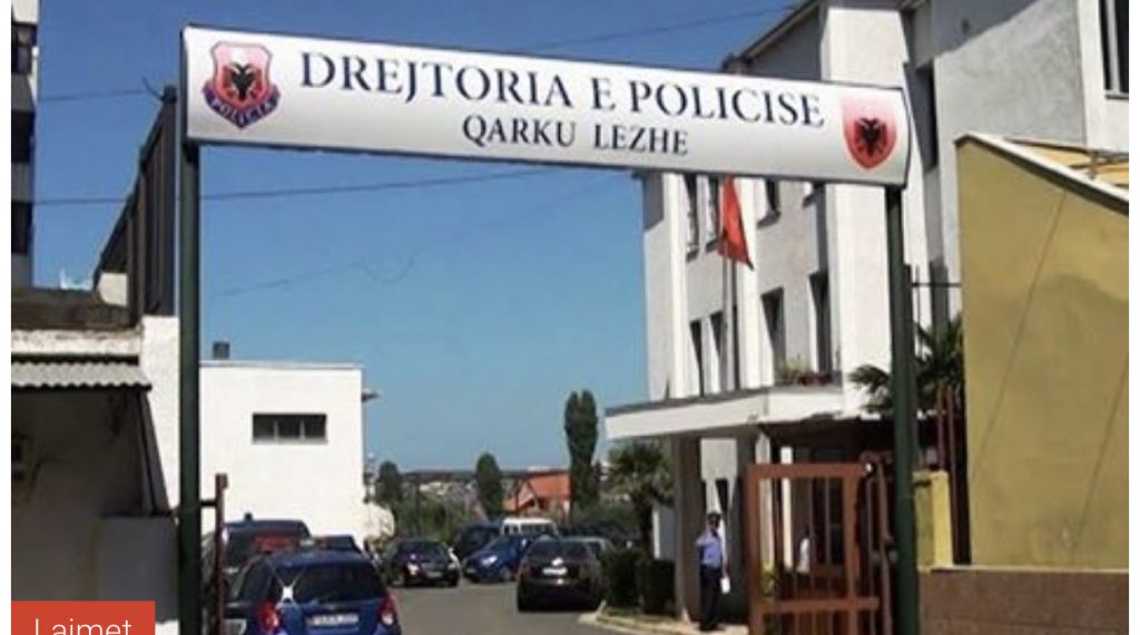 I dhanë ‘lajmin’ për gjobën, lezhjani del nga makina dhe rreh policët