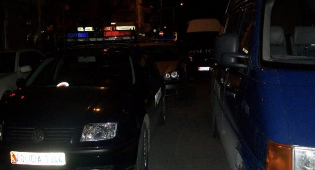 I shoqëruar nga gruaja, KOMANDOJA nxori armën dhe plagosi një nga djemtë që ishin mbledhur për ta rrahur