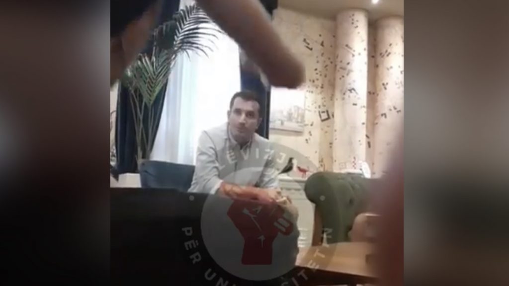 Studentët demaskojnë Veliajn në zyrën e tij: Ti je vrasës i Ardit Gjoklajt, betonizove Tiranën