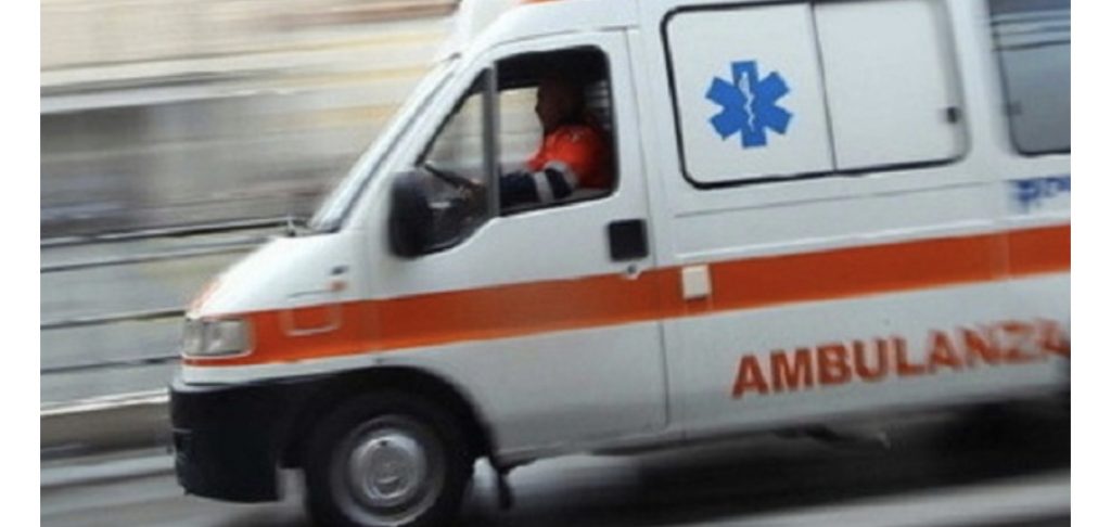 E rëndë në Tiranë/ I riu i jep fund jetës duke prerë damarët