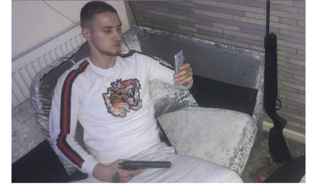 Ky është autori i plagosjes me armë në Tiranë, vëllai i “super-hajdutit” që ka kryer qindra vjedhje