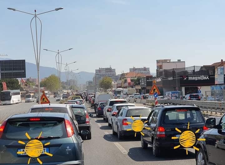 Kjo është Tirona jonë, Tirona kontradiktës E zdromsave, rob*imave, e vrasjeve n’mes t’ditës.
