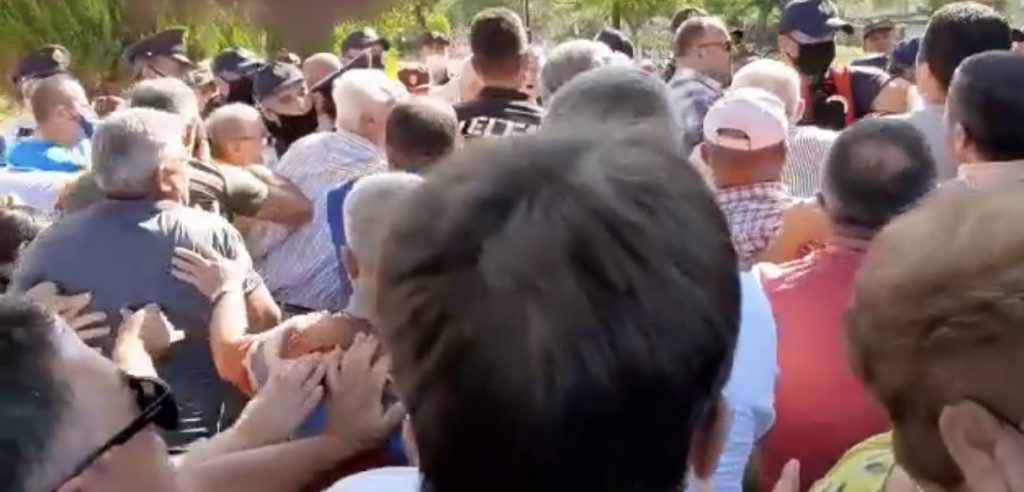 PD nxjerr videon e momentit të tensionit mes policisë e naftëtarëve të Ballshit dhe bën thirrje: Zgjidhja është vetëm një