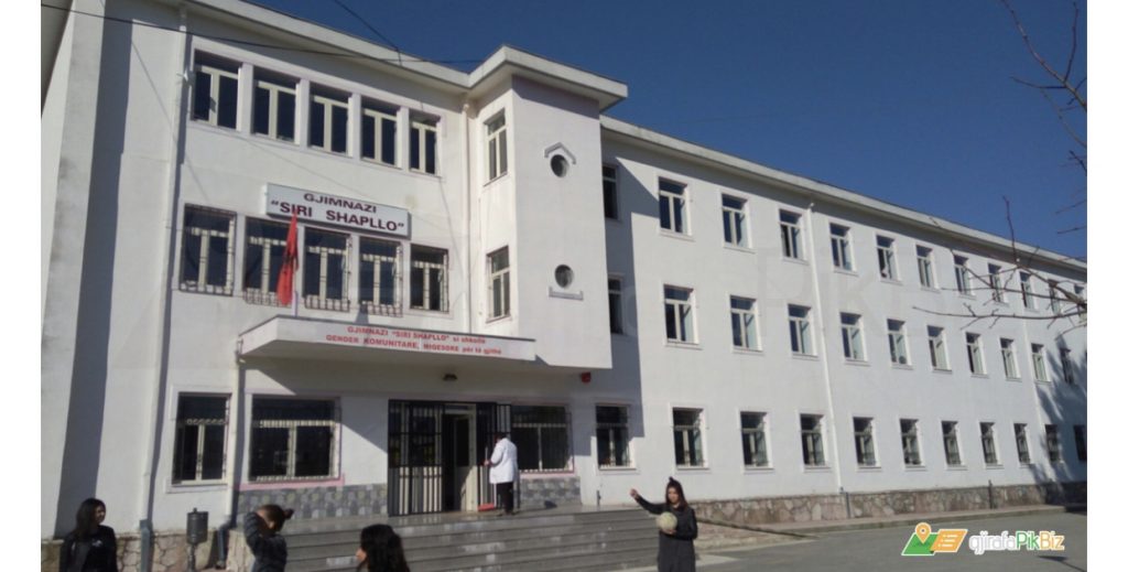 Rezultoi pozitiv me COVID-19, Gjimnazi sqaron si u infektua maturanti: E mori nga mamaja që punonte në fasoneri!