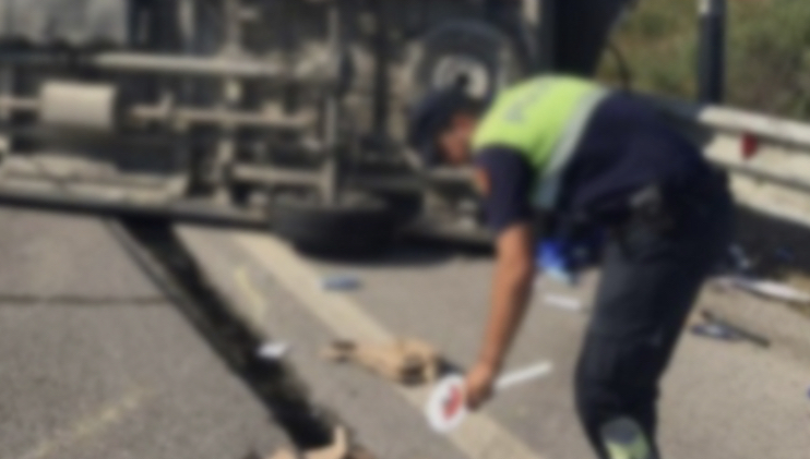 Furgoni del nga rruga  dhe përplas dy të moshuarit me biçikletë,