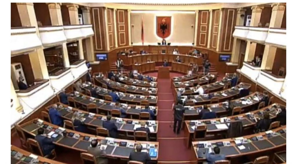 Miratimi i Kodit të ri Zgjedhor, kryeparlamentari Ruçi shtyn seancën parlamentare të së enjtes pas kërkesës së…