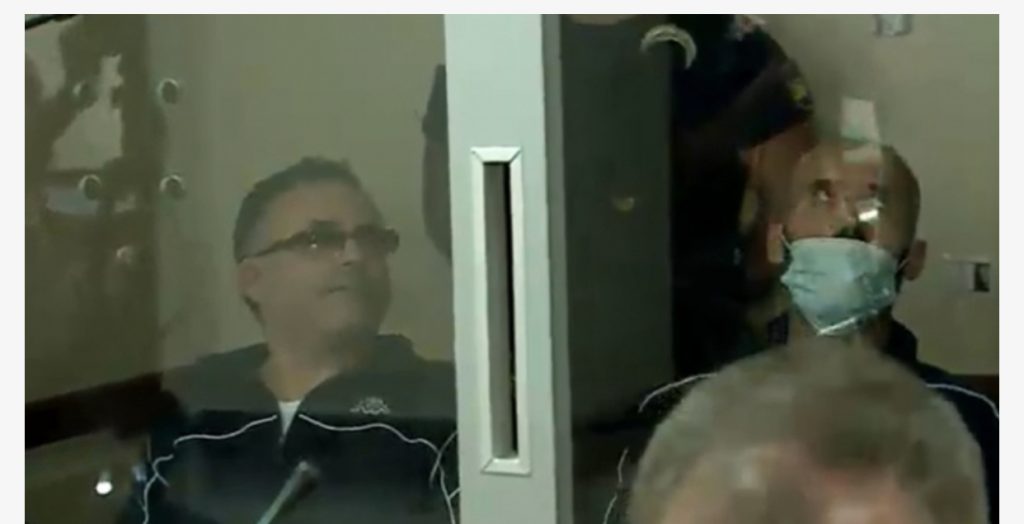 Urdhëroi djalin të vrasë vajzën me plumb në ballë, babë e bir për ‘kokërr të qejfit’ para Gjykatës, bëjnë muhabet me policët (FOTO)