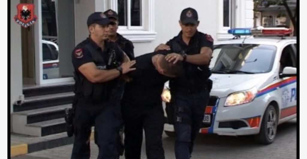 Dogji shtëpinë dhe rrahu babanë,arrestohet 25 vjeçari në Vlorë