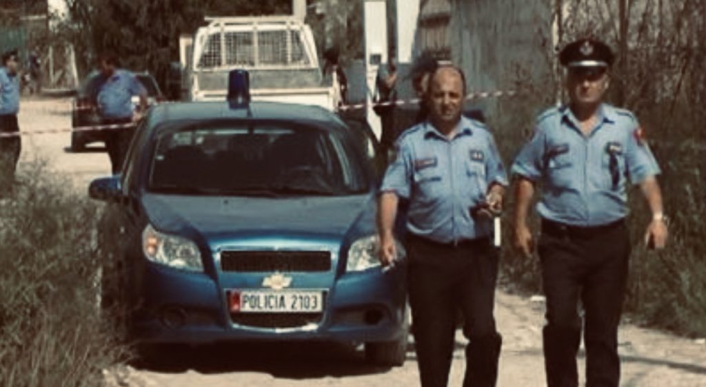 Durrës/ Babë e bir plagosen me armë zjarri