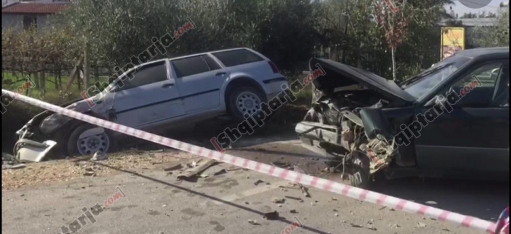 “Benz-i” me dy vajza i pret rrugën automjetit tjetër, plagoset njëra prej tyre.