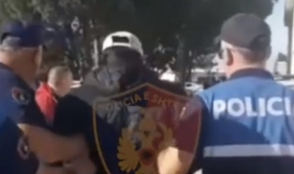 Ishte në kërkim për vrasje, arrestohet 23 vjeçari në Elbasan
