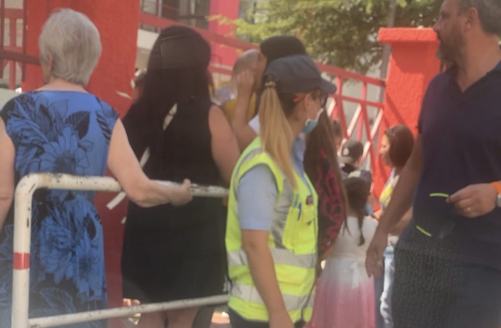 Te shkolla ‘Mihal Grameno’ në Tiranë fëmijët dynden te porta, një të mituri i shtyp këmbën makina