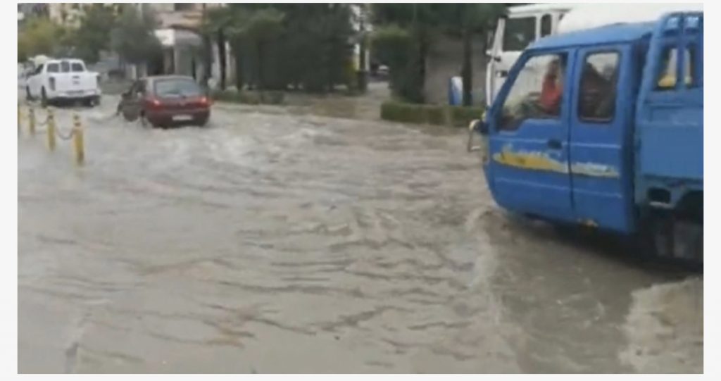 Shiu  mbukon në pak minuta  rrugët kryesore të Lushnjes dhe Lezhës