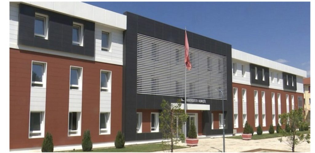 Arrestohet pedagogu i Universitetit të Korçës dhe sekseri, merrnin para për provime